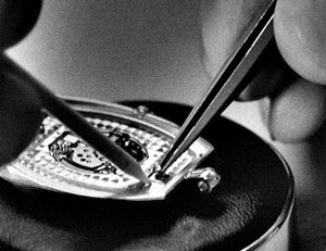 Van Cleef & Arpels watch case creating