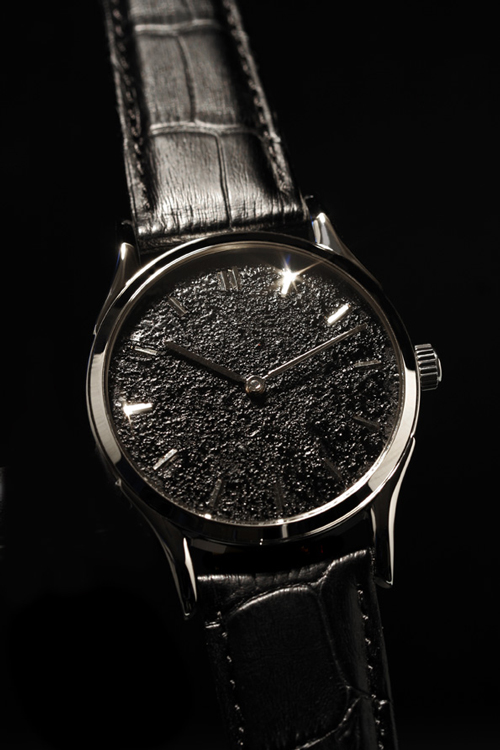 watches Angular Momentum created by using the technique of "Urushi”