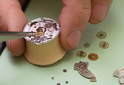 Jacques Lemans watch mechanism assembly