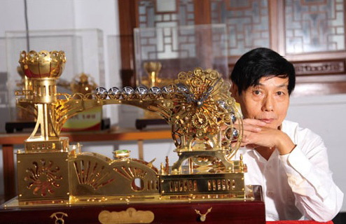 Xu Jiabao and his “Flying Ball Instrument” interior clock