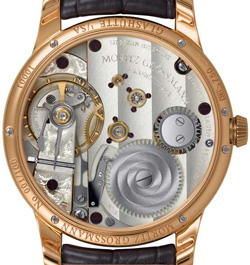 The antireflective sapphire-crystal back reveals the movement of the Benu