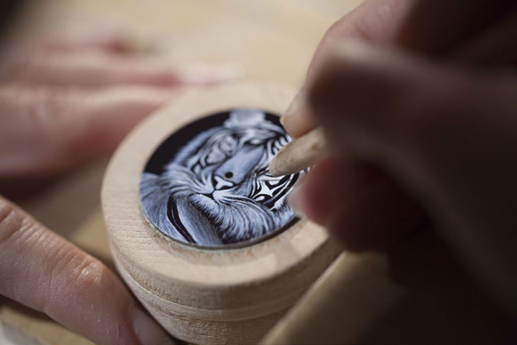 Scratching the blanc de Limoges with a special tool enhances the illusion of the animal’s fur