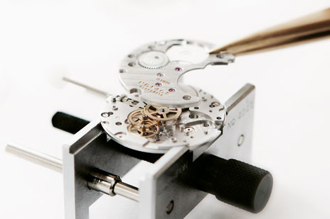 Nomos watch movement assembly