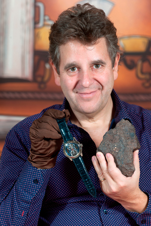 Mr. Schaller with meteorite Qatar 001