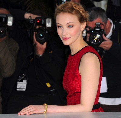 Canadian actress Sarah Gadon in vintage style: women's watch Jaeger-LeCoultre Duoplan Vintage de 1950 in yellow gold