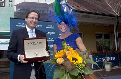 Ines Wallraff, here with Rainer Eckert, brand manager Longines Germany, was the lucky winner of the Longines Prize for Elegance for her hat