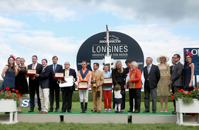 The Longines Grosser Preis von Baden victory ceremony: watches were presented to Danedream’s breeders Julia and Gregor Baum, jockey Andrasch Starke, trainer Peter Schiergen and Danedream’s owners, the Volz family