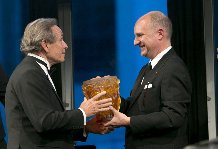 Jacky Ickx received the Palme d'Or from the hands of Carlos Rosillo