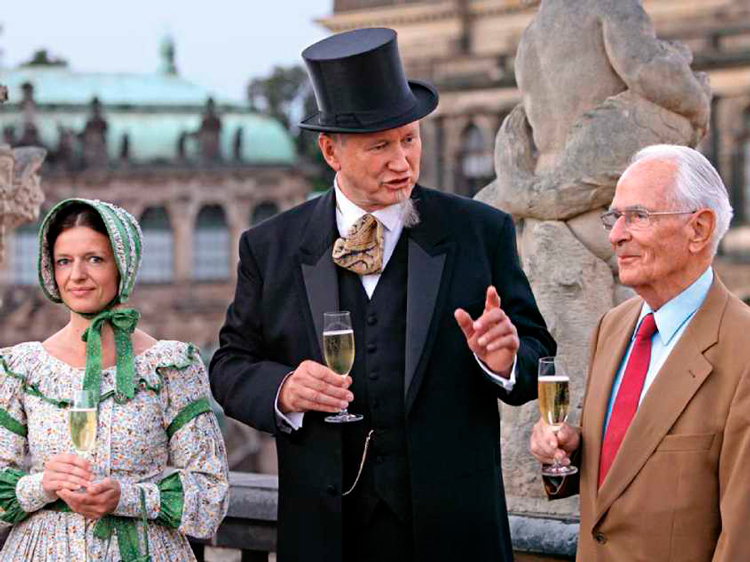 In the setting of the Dresden Zwinger Palace: Walter Lange (right) in conversation with two actors who were impersonating his great-grandfather, Ferdinand A. Lange and his wife Antonia.