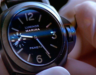 Frame of the film "Eraser” - Schwarzenegger winds his Panerai watch