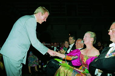 Queen Margrethe congratulates Flemming Bo Hansen on being awarded the Sct. Loye Prize