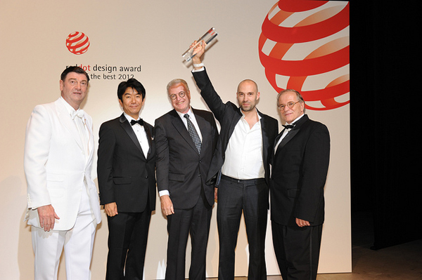 Pier Nobs, head of Ventura (third from left) and designer Simon Husslyayn (second from right) with red dot award: Best of the Best