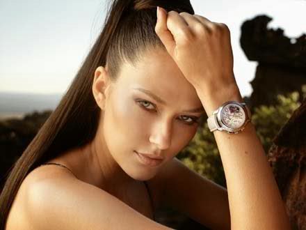 feminine watch in round or oval shape